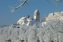 Im Klosterhof St. Mang findet der Adventsmarkt in Füssen statt. • © Füssen Tourismus und Marketing, Rainer Paulick